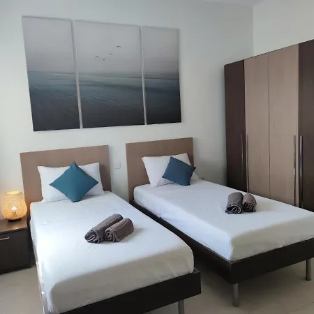 Apartment Etoile Court - Homey, Spacious & Private Patio