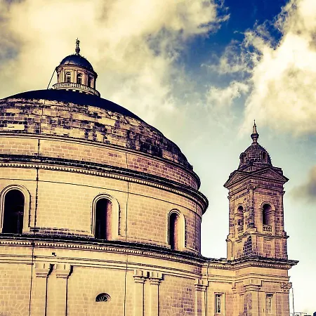 Etoile Court - Homey, Spacious & Private Patio Apartment