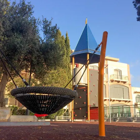 Etoile Court - Homey, Spacious & Private Patio Apartament *