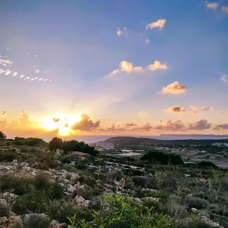 Etoile Court - Homey, Spacious & Private Patio Mgarr