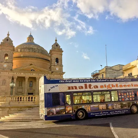 Etoile Court - Homey, Spacious & Private Patio Daire *