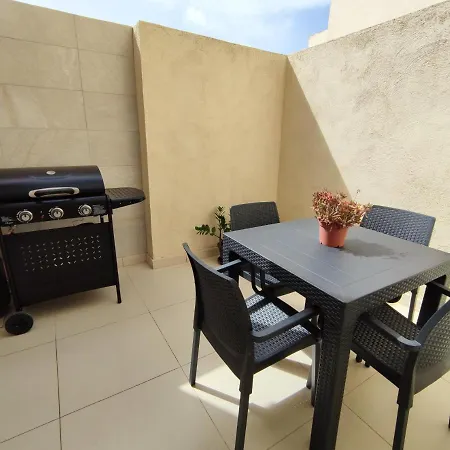 Etoile Court - Homey, Spacious & Private Patio Daire Mgarr