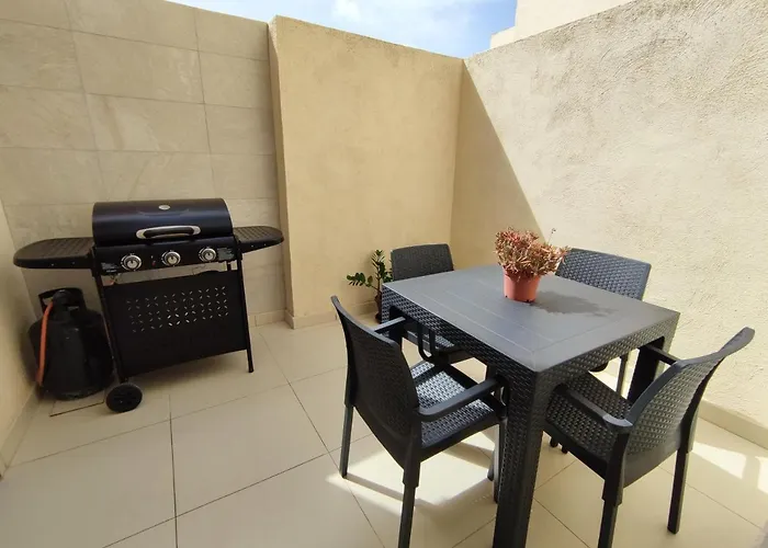 Etoile Court - Homey, Spacious & Private Patio Διαμέρισμα Mgarr