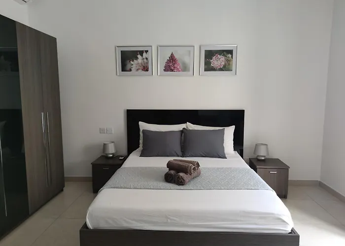 Etoile Court - Homey, Spacious & Private Patio Mgarr